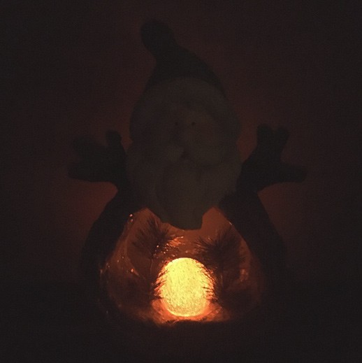 Grosser Weihnachtsmann mit Glitzer und LED-Kugel bei bekos.ch