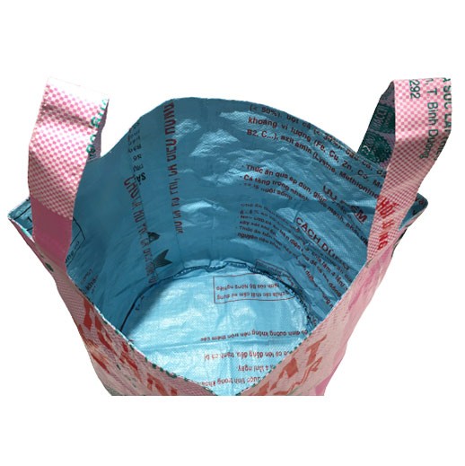 Upcycling - grosser Wäschesack / Universaltasche aus recyceltem Reissack light pink und blau bei bekos.ch