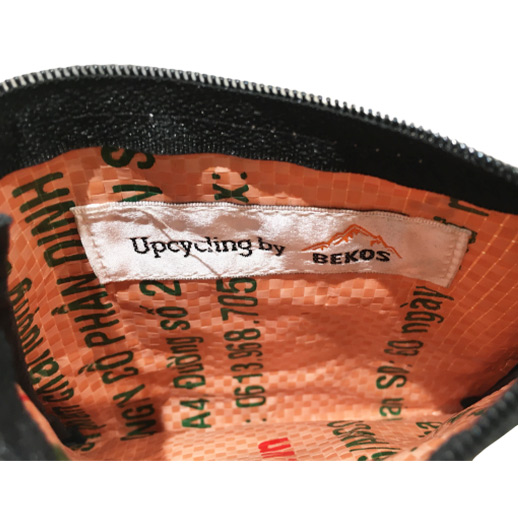 Upcycling - Kleine Geldbörse mit Reissverschluss aus recycelten Zementsäcke Adler