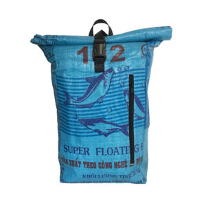 Upcycling - Kurierrucksack aus recycelten Fischfuttersäcke blau