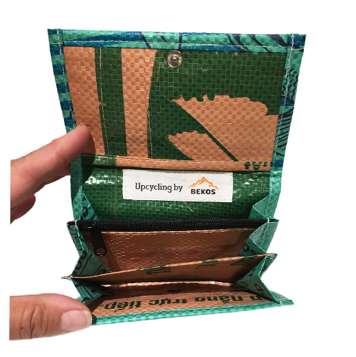 Upcycling - praktische Geldbörse aus recycelten Fischfuttersäcke grün