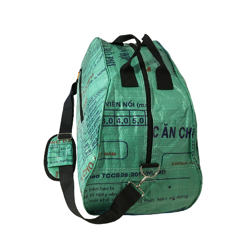 Upcycling - Grosse Sporttasche aus recycelten Fischfuttersäcke grün