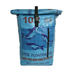 Upcycling - Kurierrucksack aus recycelten Fischfuttersäcke blau