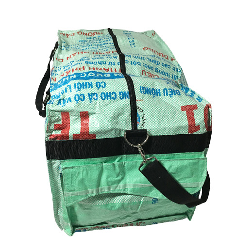 Upcycling - Extra grosse Sporttasche aus recycelten Fischfuttersäcke light green
