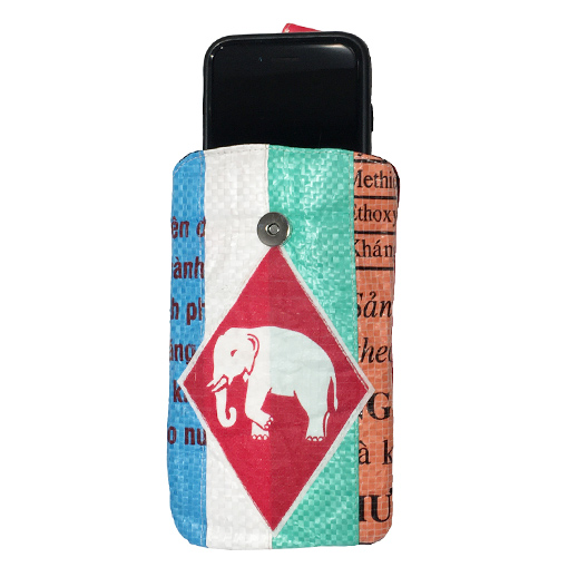 Upcycling - Handy - Hülle mit Zuglasche aus recycelten Säcke Patchwork Elephant M