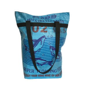 Upcycling - Grosse Einkaufstasche aus recycelten Fischfuttersäcke blau