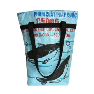 Upcycling - Grosse Einkaufstasche aus recycelten Fischfuttersäcke hellblau