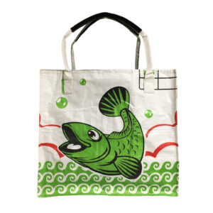 Upcycling - Handliche Tasche aus recycelten Fischfuttersäcke grüner Fisch
