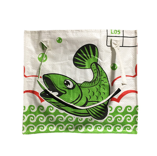 Upcycling - Handliche Tasche aus recycelten Fischfuttersäcke grüner Fisch