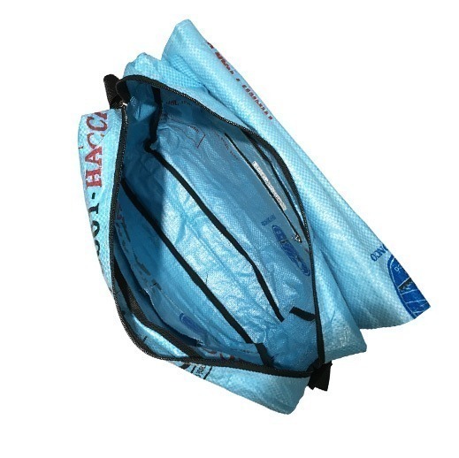 Upcycling - Umhängetasche XL aus recycelten Fischfuttersäcke hellblau