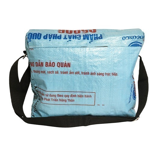 Upcycling - Umhängetasche XL aus recycelten Fischfuttersäcke hellblau