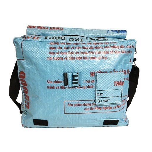 Upcycling - Umhängetasche XL aus recycelten Fischfuttersäcke hellblau