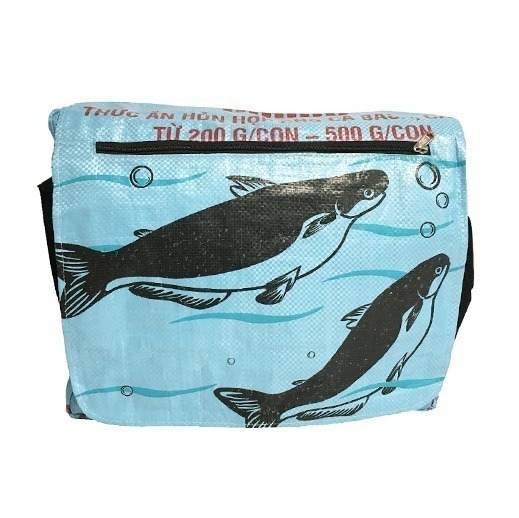 Upcycling - Umhängetasche XL aus recycelten Fischfuttersäcke hellblau