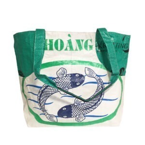 Upcycling - Praktische Tragtasche aus recycelten Fischfuttersäcke weiss