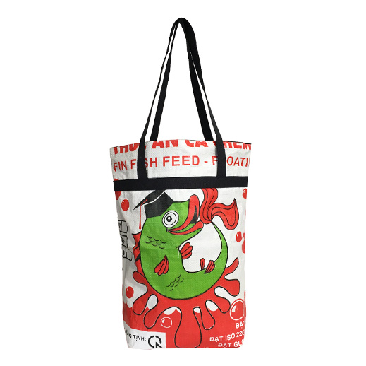 Upcycling - Grosse Einkaufstasche aus recycelten Fischfuttersäcke rot mit grünem Fisch Graduate