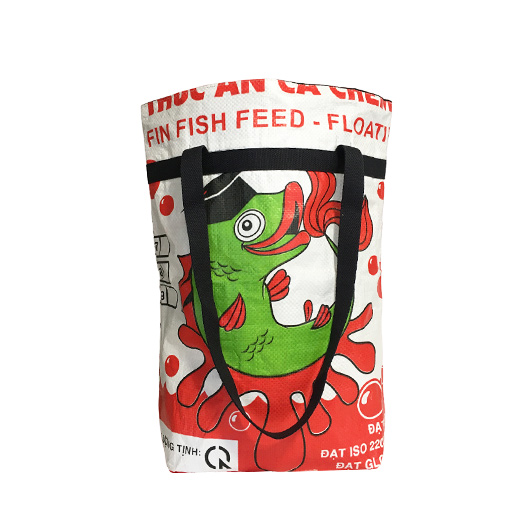 Upcycling - Grosse Einkaufstasche aus recycelten Fischfuttersäcke rot mit grünem Fisch Graduate
