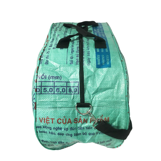 Upcycling - Grosse Sporttasche aus recycelten Fischfuttersäcke grün