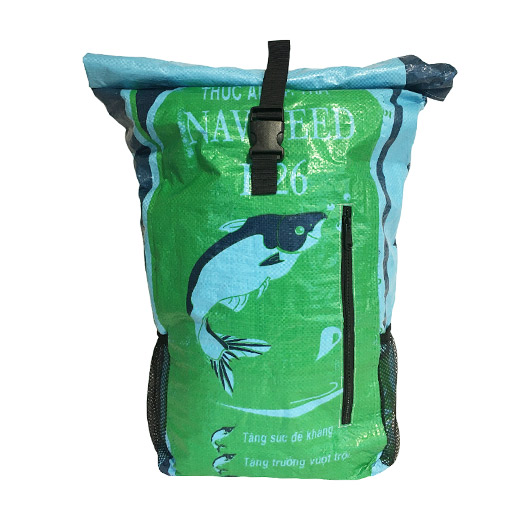 Upcycling - Kurierrucksack 2.0 aus recycelten Fischfuttersäcke blau / grün
