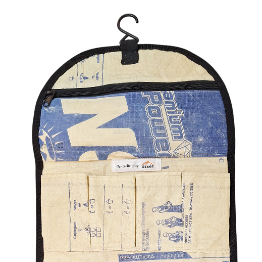 Upcycling - Waschtasche zum Aufhängen aus recyceltem Zementsack Adler