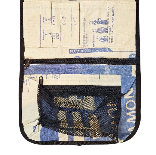 Upcycling - Waschtasche zum Aufhängen aus recyceltem Zementsack Adler