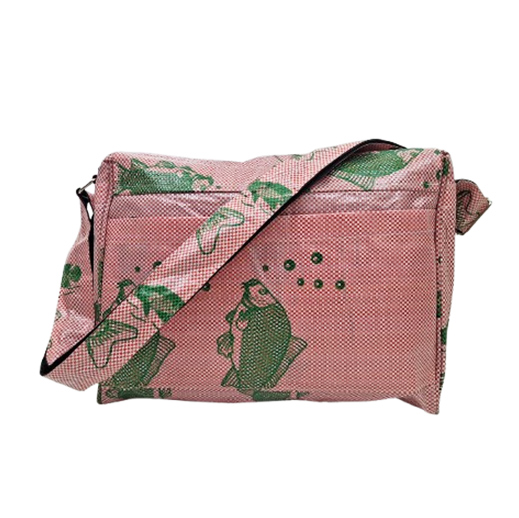 Upcycling - Umhängetasche aus recycelten Fischfuttersäcke light pink