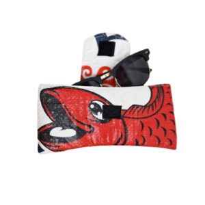 Upcycling - Brillenetui aus recyceltem Fischfuttersack roter Fisch