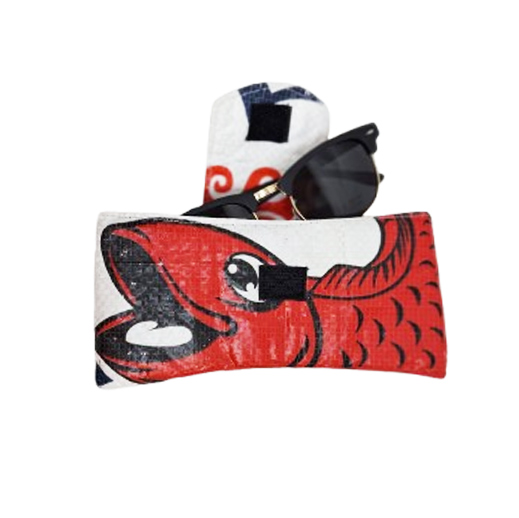 Upcycling - Brillenetui aus recyceltem Fischfuttersack roter Fisch