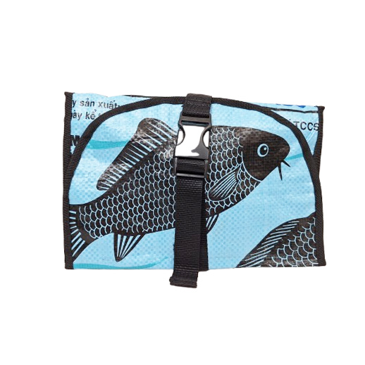 Upcycling - Waschtasche zum Aufhängen aus recyceltem Fischfuttersäcke blau