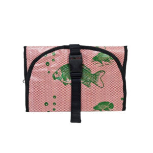 Upcycling - Waschtasche zum Aufhängen aus recyceltem Fischfuttersäcke pink